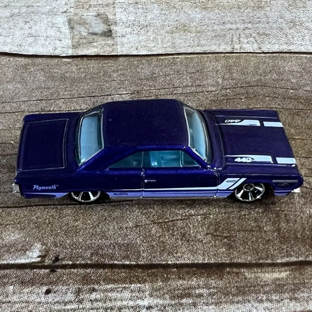 Hot Wheels 2012 Muscle Mania Mopar 67 Plymouth GTX Purple 166/247‎ V5573-07A1